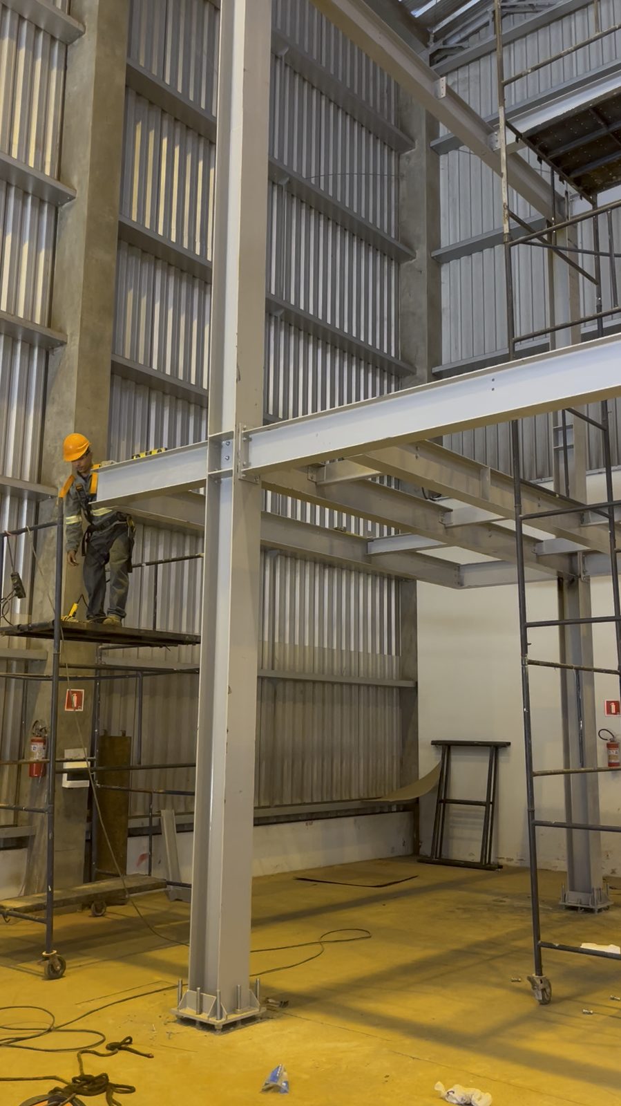 Equipe técnica em reforma industrial